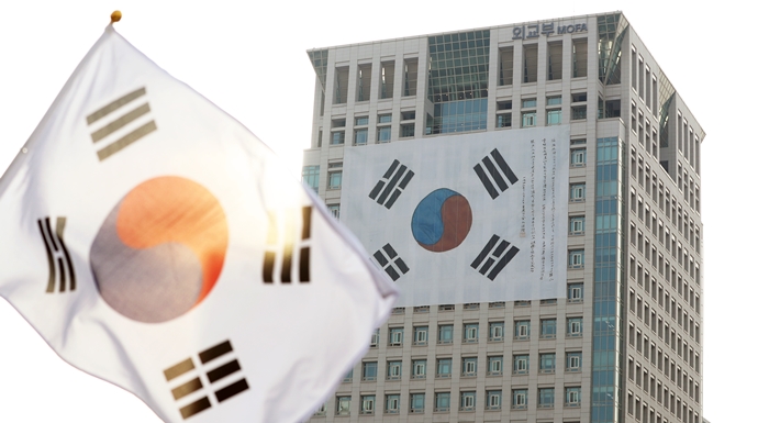 제100주년 대한민국임시정부수립 기념식이 11일 여의도공원에서 '국민이 지킨 역사 국민이 이끌 나라' 표어 아래 개최된다. 사진은 3·1운동 100주년을 기념해 광화문광장 일대 건물에 설치된 대형 태극기의 모습. 전한 기자 hanjeon@korea.kr